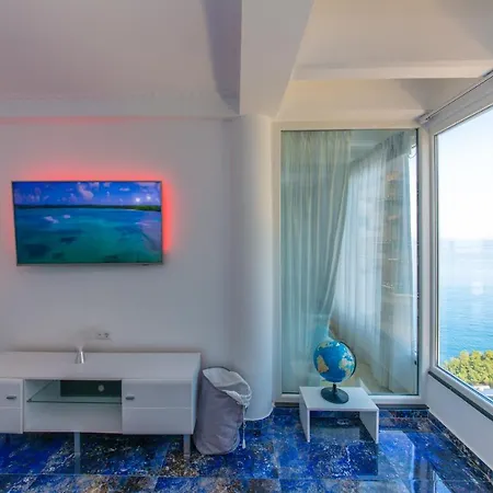 Seaview Luxury Penthouse Kalaja Apartment