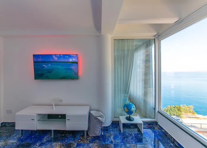 Seaview Luxury Penthouse Kalaja Appartamento