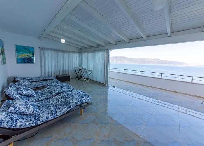 Seaview Luxury Penthouse Kalaja Appartamento *